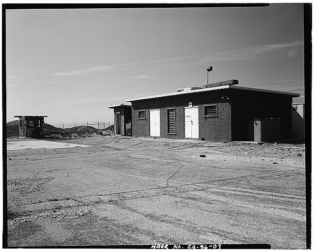 VIEW SHOWING STORAGE BUILDING/GUARD HOUSE AT LAUNCH AREA, LOOKING WEST